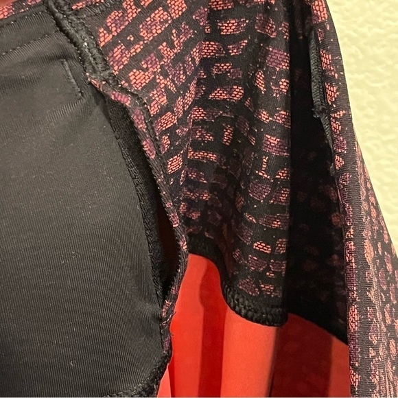 Lululemon Outrun 17" Crop leggings Shatter Weave Dust Coral Plum / Black size 8 - Picture 9 of 10